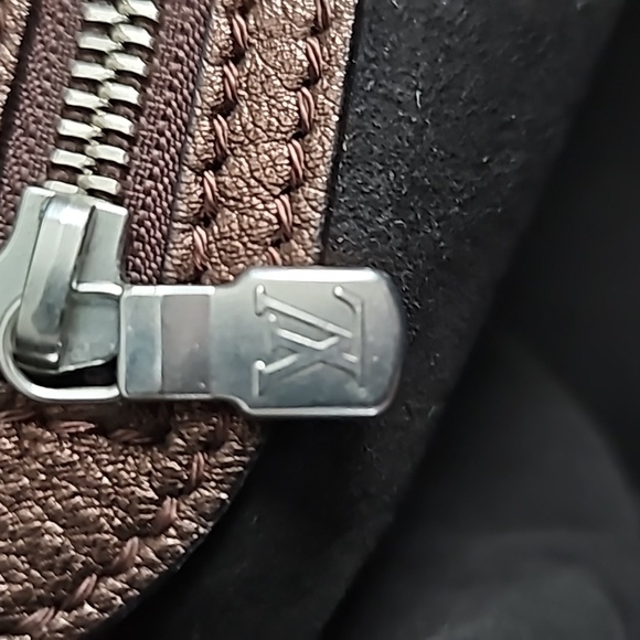 Louis Vuitton Logo Mahina XL Hobo - Picture 13 of 15